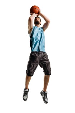 Basketbol oyuncusu beyaz üzerinde atlama