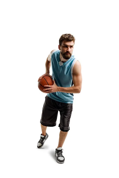 Jogador de basquete correndo com bola — Fotografia de Stock