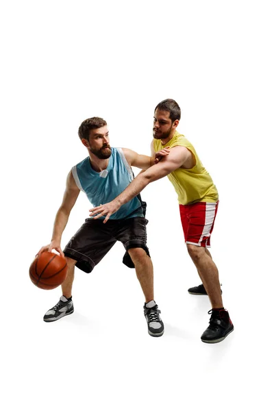 İki basketbol oyuncu oyun — Stok fotoğraf