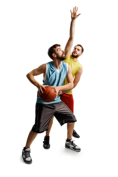 Amigos jogando basquete no branco — Fotografia de Stock