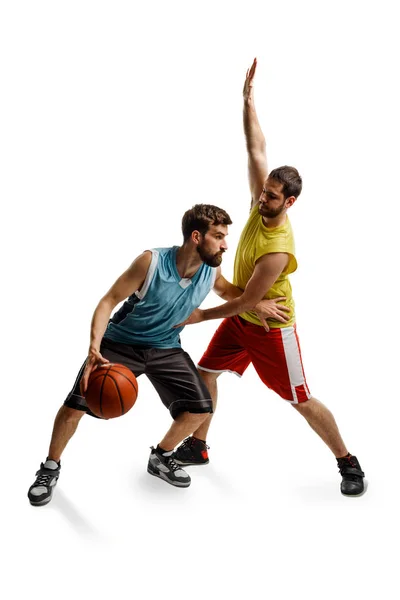 Opondo-se jogadores de basquete no branco — Fotografia de Stock