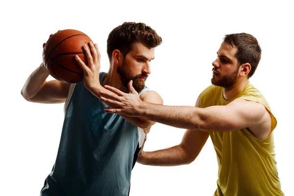 Jogadores de basquete lutando por bola — Fotografia de Stock