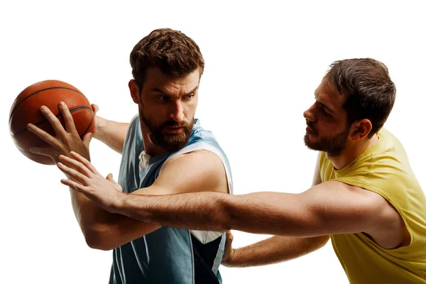 Luta de dois jogadores de basquete — Fotografia de Stock