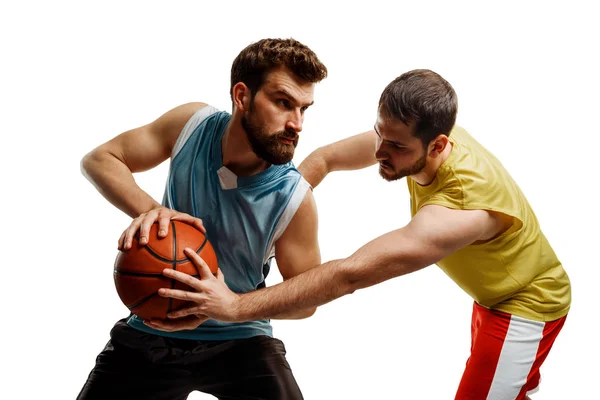 Basketbolcular beyazlar üzerinde izole — Stok fotoğraf