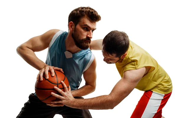 Jogadores de basquete lutando por bola — Fotografia de Stock