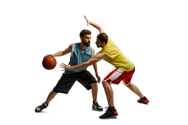 Homens jogando basquete no branco — Fotografia de Stock