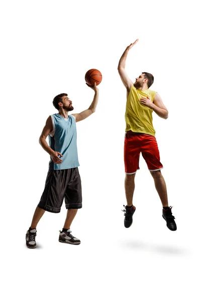 Dois tipos a jogar basquetebol — Fotografia de Stock