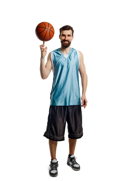 Joueur de basket-ball tournant une balle — Photo