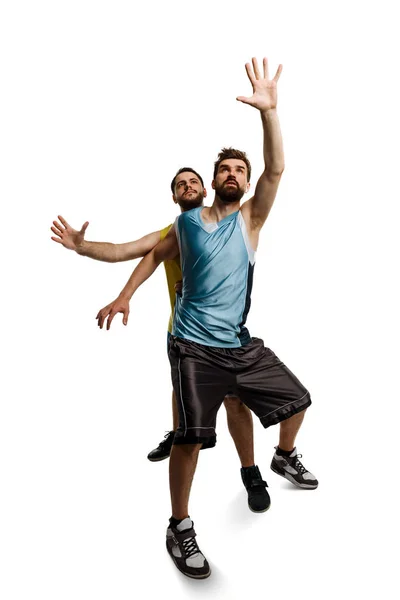 Bir topu yakalıyor basketbolcular — Stok fotoğraf