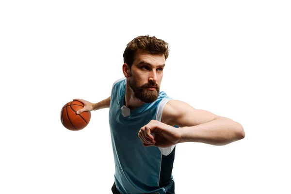 Basketbalspeler gooit een bal — Stockfoto