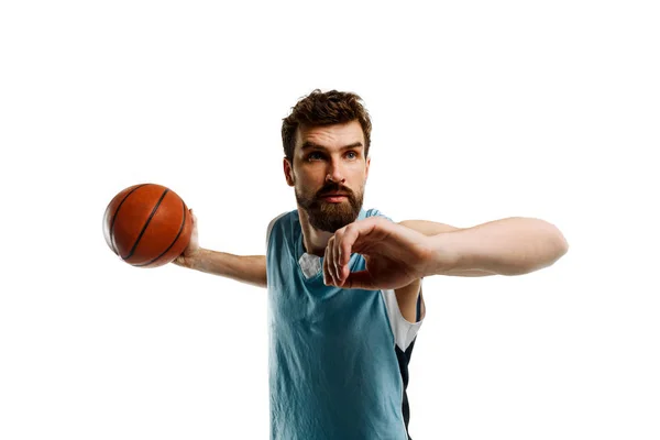 Basketballspiller fokusert på mål – stockfoto