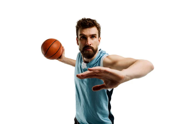 Jovem jogador de basquete em branco — Fotografia de Stock