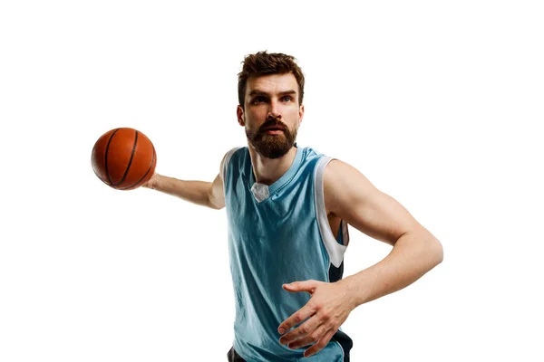 Jogador de basquete lança uma bola — Fotografia de Stock