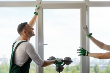 İki işçi bir pencere yükleme