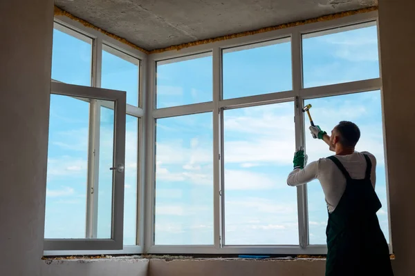 Constructor está instalando una ventana . —  Fotos de Stock