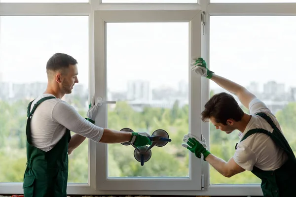 Men mounting a window section — Stock Photo, Image