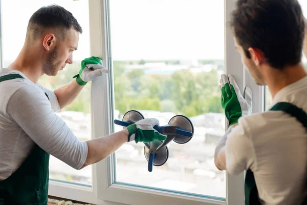 Chicos jóvenes instalando una ventana —  Fotos de Stock