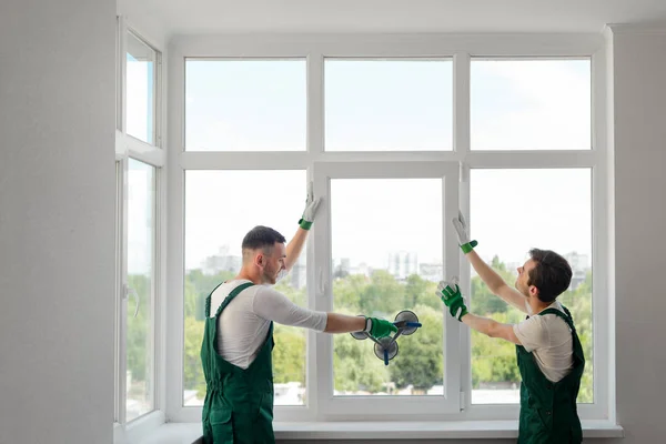 Construction workers install a window — Stock Photo, Image