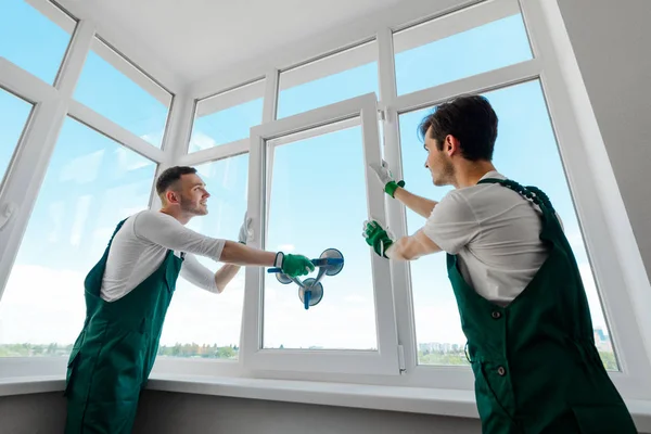Άνδρες εγκαθιστάτε ένα παράθυρο — Φωτογραφία Αρχείου
