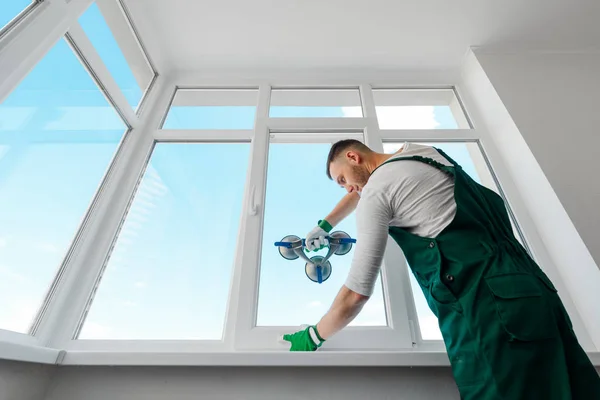 Instalación Una Ventana Esquina Blanca Técnico Profesional Está Montando Una —  Fotos de Stock