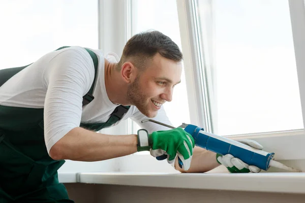 Joven hombre haciendo reparación — Foto de Stock