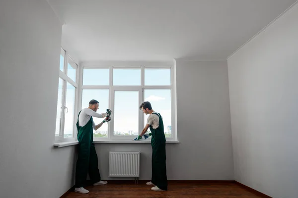Zwei Arbeiter in der Wohnung — Stockfoto