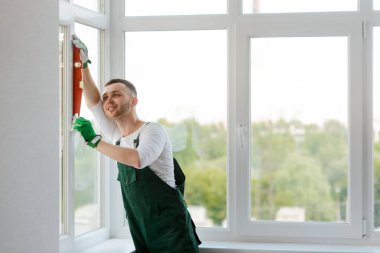 Adam ölçümleri denetliyor