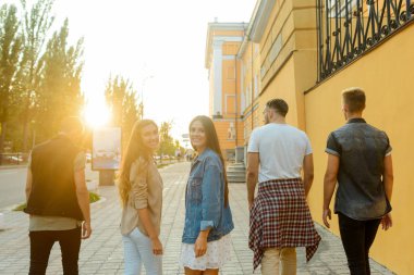 Güzel kız yürümek