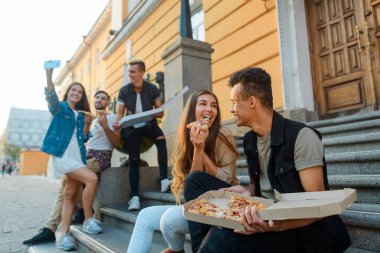 Arkadaşlar etrafında asılı