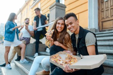 Genç çift pizza zevk