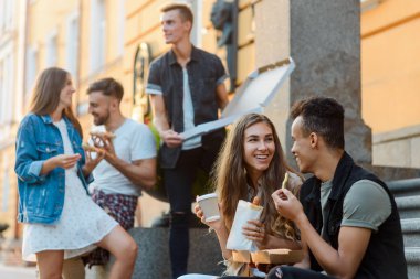 Arkadaşları konuşuyor ve yeme