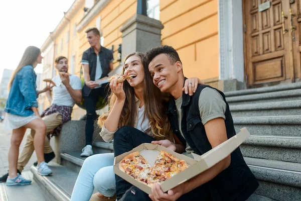 Szép pár egy pizzát eszik — Stock Fotó