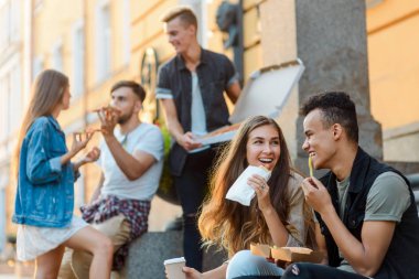 Arkadaşlarıyla birlikte dışarı asılı