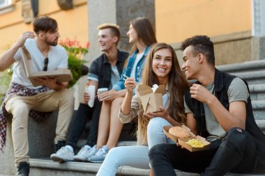 Paket servisinden yemek yeme genç çift