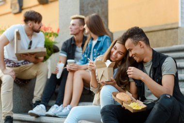 Arkadaşlar paket servisi olan restoran gıda tadını çıkarıyor