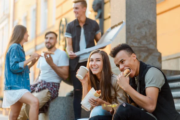 Les jeunes mangent de la restauration rapide — Photo