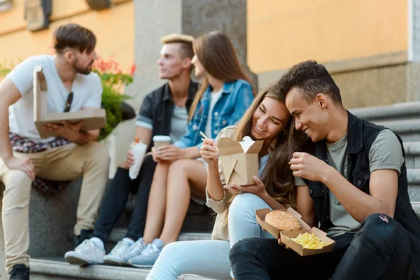 Les amis apprécient la nourriture à emporter — Photo