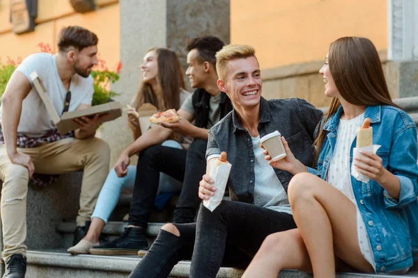 Les étudiants parlent et mangent — Photo