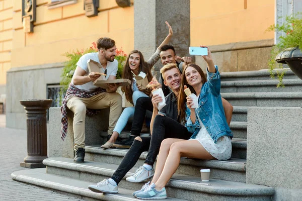 Hermosos chicos jóvenes tomando selfie — Foto de Stock