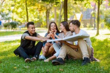 Taze pişmiş pizza zevk öğrenciler