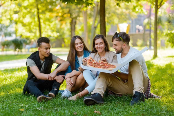 Meg élvezi Szalámis pizza — Stock Fotó