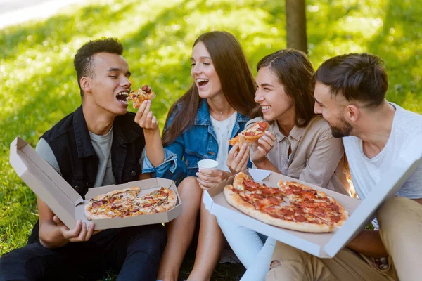 Etetés a barátja pizza lány — Stock Fotó