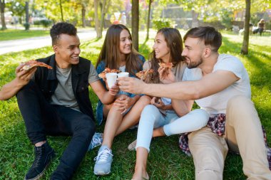 Mutlu arkadaş bir piknik