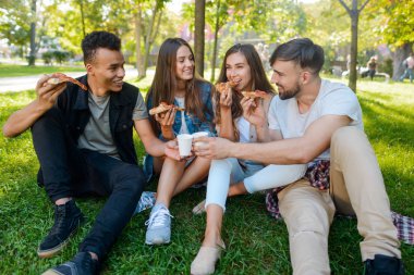 Mutlu arkadaş piknik