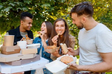 Arkadaşlar hızlı yemek yeme