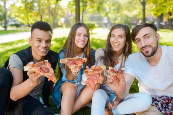 A diákok egy pizzát eszik — Stock Fotó