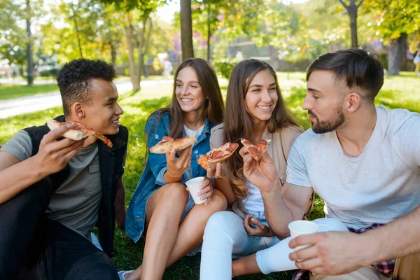 Meg, amelyek egy fél pizzát — Stock Fotó