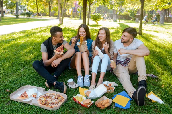 Főiskolai Társaival Eszik Szabadban Diákok Élvezik Pizza Tészta Egyéb Gyorsétterem — Stock Fotó