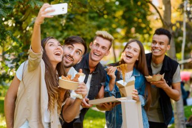 Selfie en iyi arkadaş grubu. Grup Genç insan mutlu anı yakalayan, hafta sonu parkta harcamaları ve hızlı yemek yeme.