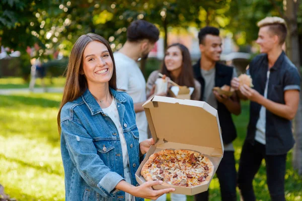 Pizza lány gazdaság doboz — Stock Fotó
